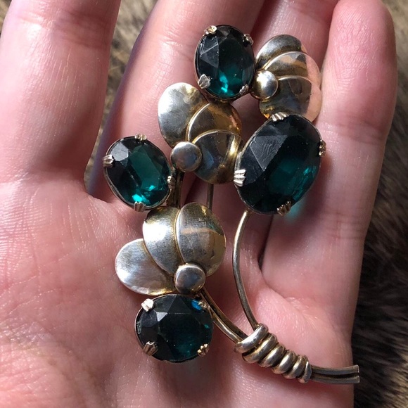 Vintage sterling silver emerald green rhinestone flower bouquet brooch - Picture 3 of 5